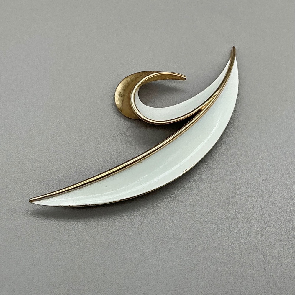 Trifari Brooch Women White Gold Tone Enamel Abstract Swirl Leaf Vintage Jewelry
